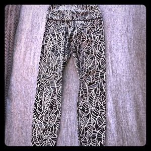 Lululemon Black/ white Wunder-under Pants Size 2